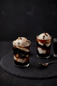 可口甜点喝冰咖啡配香草淇淋在意大利被称为affogato冰咖啡配香草淇淋图片