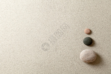 艺术健康沙地背景右侧三块多彩的石头圆形图片