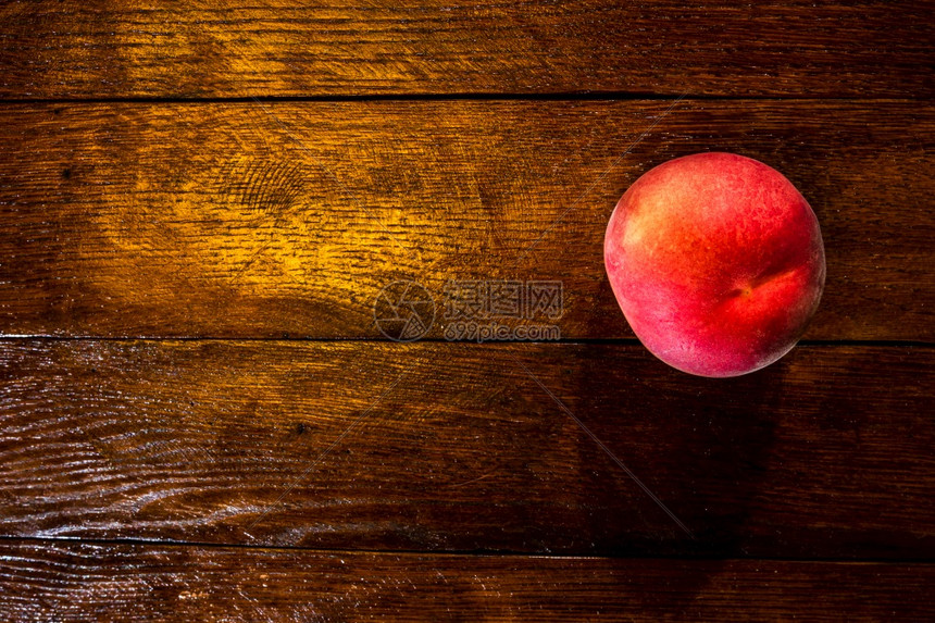 木板上的成熟桃子图片