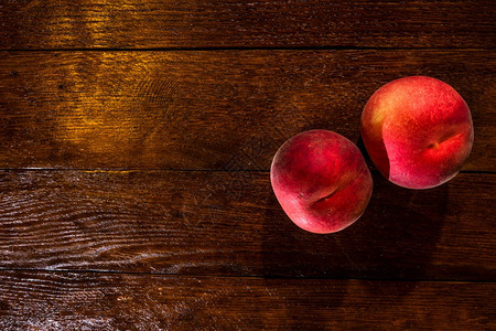 收成生锈木制桌子上新鲜的多汁桃子饮食农业图片