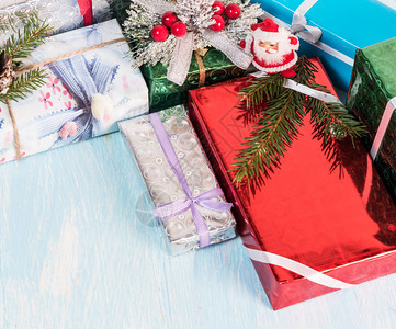 美丽弓蓝木背景的新年礼物盒快乐的图片