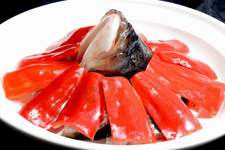 午餐厅食鱼头白盘中红辣椒厨房图片