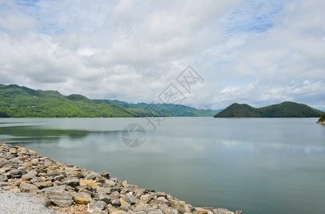 热带湖泊的山岩石旅行图片