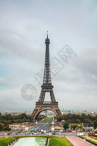 云城市的地标早上在法国巴黎的埃菲尔塔图片