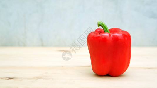 辣椒桌子蔬菜木制上的红铃胡椒图片
