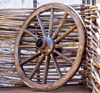 农场的旧车轮木制皮阳光图片