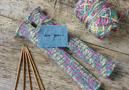 传统妇女手工编织羊毛套制作圣诞节礼物为寒冬的特别礼物彩色的羊毛球木制背景两针抽象的冬季图片
