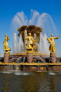 城市纪念碑人们VDNHVVC莫斯科乌兹别克斯坦兰和俄罗斯在人民之泉友谊中雕刻了乌兹别克斯坦兰和俄罗斯的雕像图片