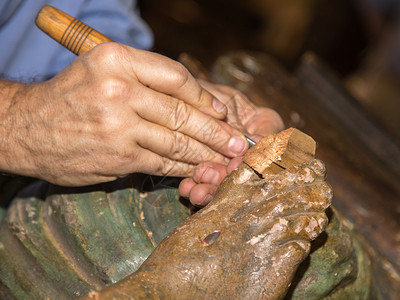 作品修复木雕师从事宗教工作的特写修复木雕师从事宗教工作的特写艺术木工图片