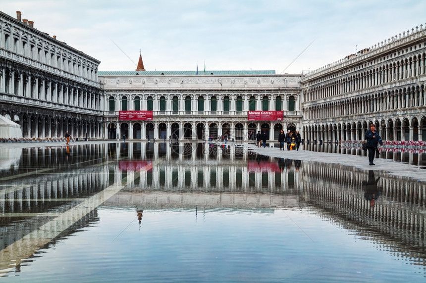 2015年月2日圣马可广场与游客在意大利威尼斯的VenICE1月2日意大利威尼斯Irsquos主要公共广场意大利威尼斯镇正方形克图片