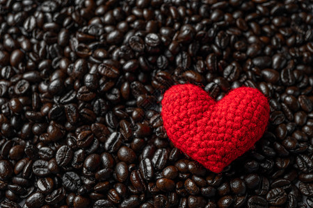 咖啡豆上的红色爱心图片