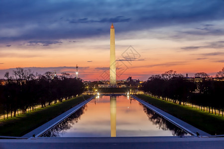 状态暮华盛顿纪念碑在日出时美国华盛顿特区的反射池中映照国会大厦图片