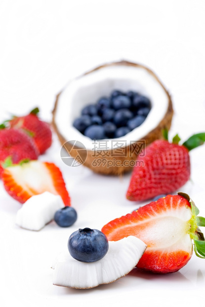 白色的维他命生健康新鲜水果白底绝缘的草莓蓝和椰子图片