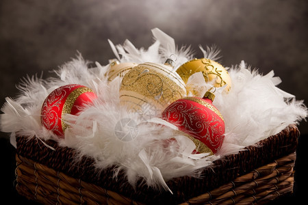在农村背景面前的羽毛篮子里圣诞球的照片在乡村背景面前传统十二月出生图片