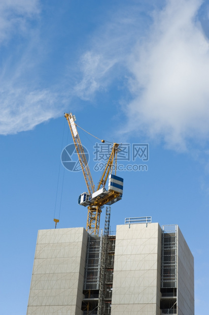 城市景观蓝天建筑起重机和正在建造的筑面积以蓝色天空为基准家灰色的图片