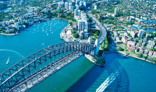联系高架澳大利亚城市标志悉尼港桥的空中观测澳大利亚镇图片