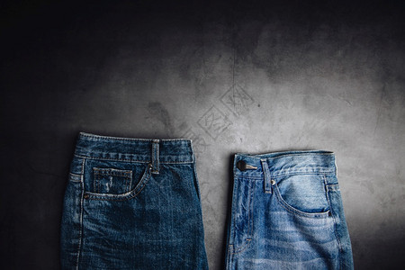 时髦的男人让潘特JeansPant躺在水泥地板时装任何别的服装为多样而穿经典衣服暗调牛仔裤图片