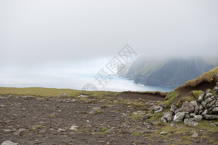 海洋多岩石的北方法罗群岛典型风景以绿草和岩石为主食地北部边缘图片