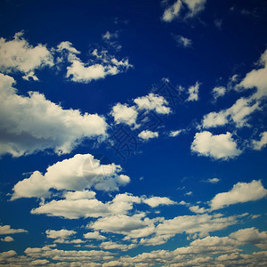 白天具有蓝色空和云环境概念的美丽自然背景的自然背景云大气层图片