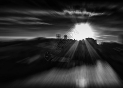 黑色的散景和白城市太阳抽象速度图片