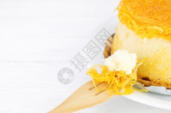 佛通亚洲人白木背景的金蛋黄线饼A图片