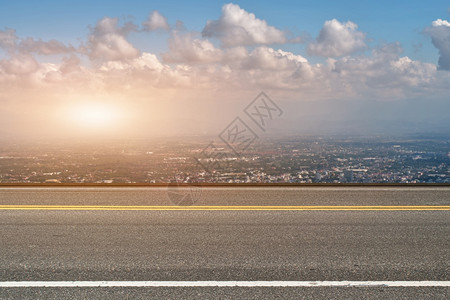 日落背景的偏斜道路和城市风景复制观运输图片