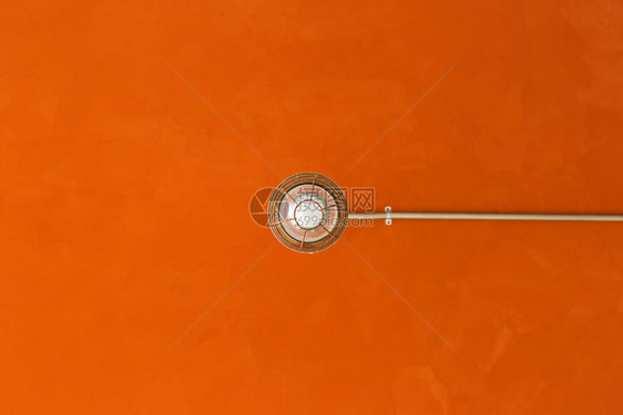 天花板上带橙色水泥背景的灯罩复制空间建筑学圆圈图片