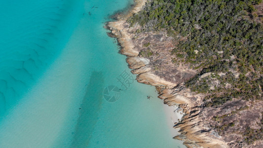 屏障天线澳大利亚昆士兰海滩Whitsunday群岛的空中景象晴天图片