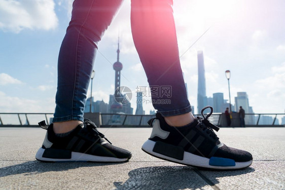 女孩夏天在上海市风景背中行走商业年轻的图片