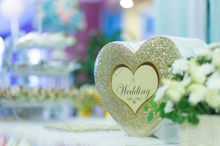邀请婚礼场所气氛花束和蛋糕纸木制的图片