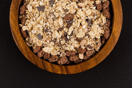 一顿饭健康的燕麦谷物黑石上碗里有巧克力的薄片新鲜的图片
