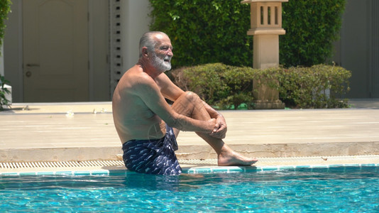 男运动老年子在户外游泳池的图片