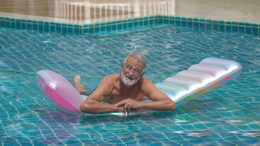 男老年子在户外游泳池假期成熟图片