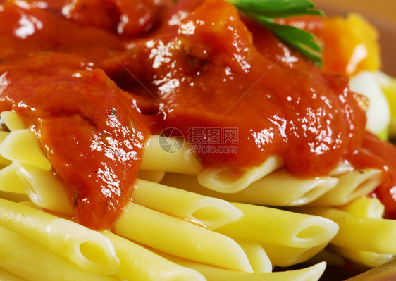 木桌上加番茄牛肉酱的意大利面木制餐厅盘子图片