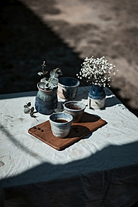 新鲜的喝一种杯芳香黑咖啡和桌上的豆一杯香黑咖啡一杯图片