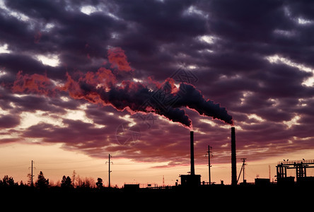 抽烟日落时从工业囱中渗入空气的污染工业黑色图片
