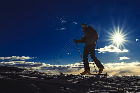 冬季登山者图片