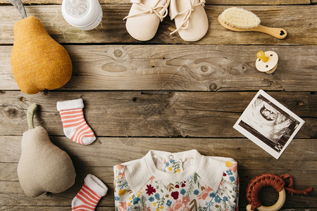 框架S婴儿服装制品包圆形木桌水果安全的图片