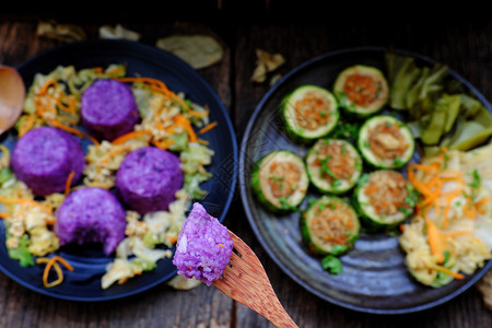 紫色食物越南人自己制的素食用黑盘吃饭烤蔬菜加冬瓜豆腐胡萝卜紫罗兰菜饭美味的素食节水健康红色的背景图片