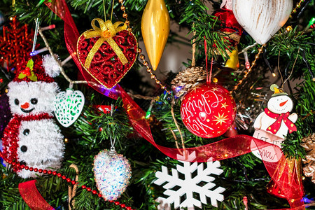 松树圣诞上挂着美丽的圣诞装饰品和金的季节图片