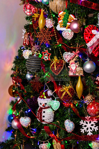 圣诞树上丰富的装饰图片