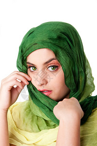 印度教带着绿穿透的眼睛和色时装围巾的拉丁女被孤立地围在头顶上与世隔绝并被离美丽东图片