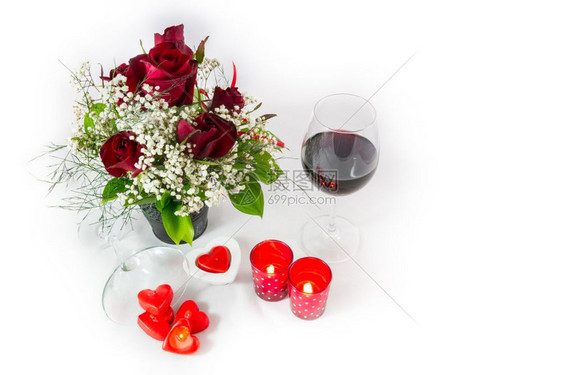 复制空间白色的情人节玫瑰布甲红葡萄酒和心脏在白色背景上形成的蜡烛构带有右复写空间的另选顶视图礼物图片