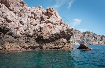巴利阿里晴天地中海景西班牙马洛卡圣埃尔姆岛外海洋水地平线和岩石海岸马略卡岛图片
