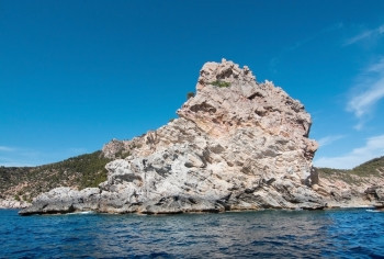 户外自然夏令地中海景西班牙马洛卡圣埃尔姆岛外海洋水地平线和岩石海岸图片