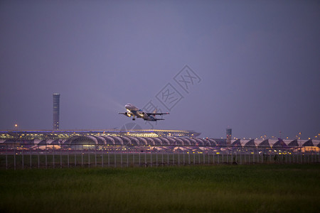 2018BangkokAirway是最受欢迎的泰国航空公司之一在BangkokAirway上搭乘班机离开Suvarnbhumi机图片