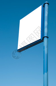用于广告的蓝色天空背景白告示板Name市场营销标语牌图片