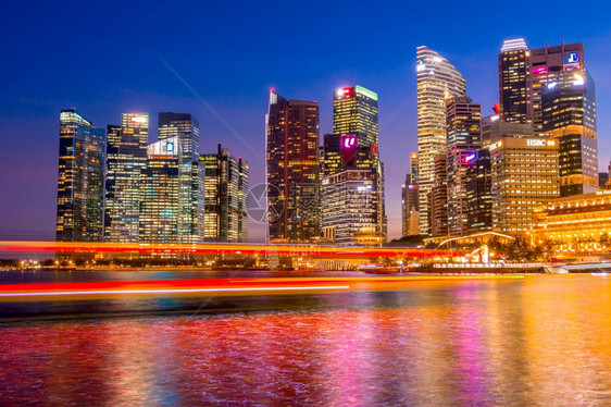 新加坡的玛丽娜湾新加坡的梅里翁喷泉和摩天大楼之夜以及下城的灯光金融海滨商业图片