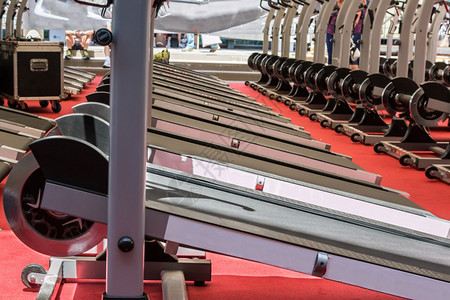 健身中心配有钢轮的现代车联线小组现代的运动员健身房图片
