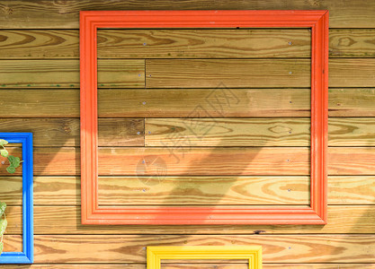 框架挂在木托盘墙壁上的涂漆多彩照片框木板绘画图片